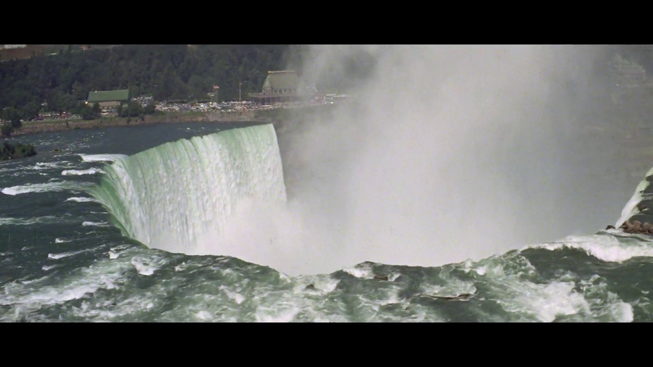 Helicopter Canada - 剧照