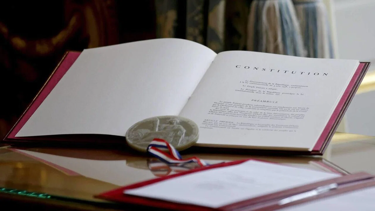 La Ve, une constitution sur mesure ? - 剧照