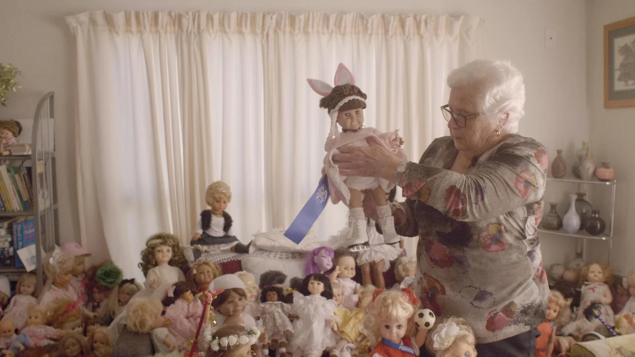 Edith Gibson has 3000 Dolls - 剧照
