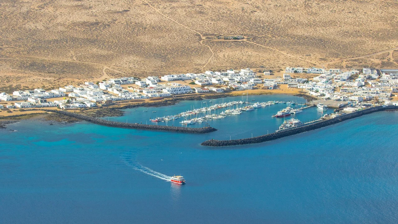 Les &Icirc;les Canaries, n&eacute;es du feu et berc&eacute;es par l'oc&eacute;an - 剧照