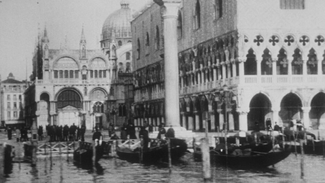 Venise, panorama de la place Saint-Marc pris d'un bateau - 剧照