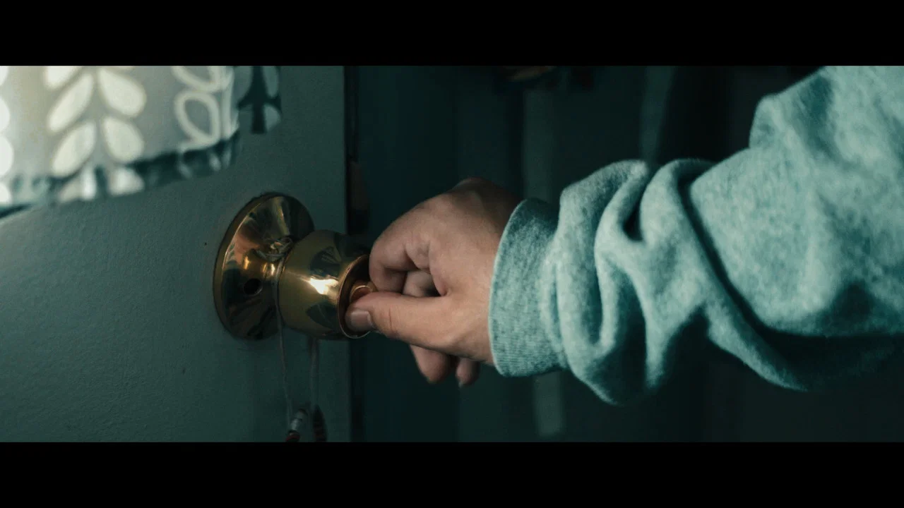 KNOCK, KNOCK! - 剧照