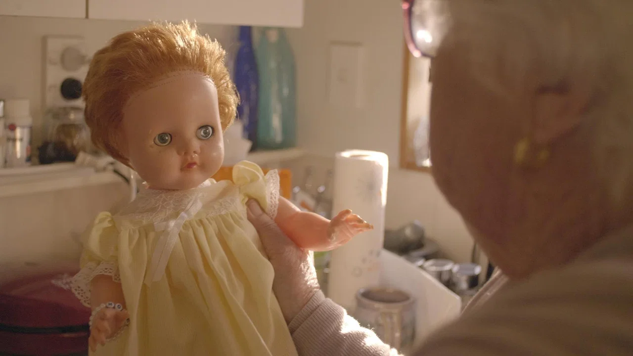 Edith Gibson has 3000 Dolls - 剧照