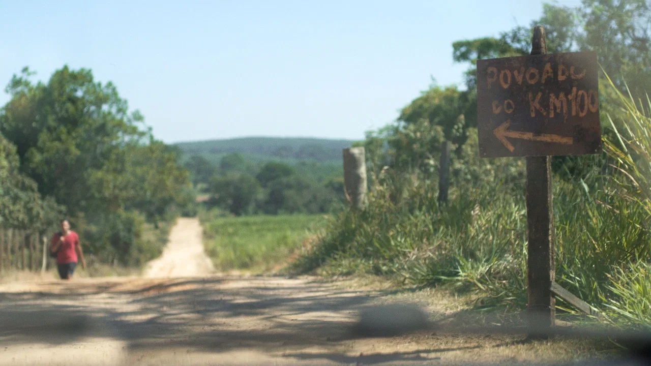 KM 100 - 剧照