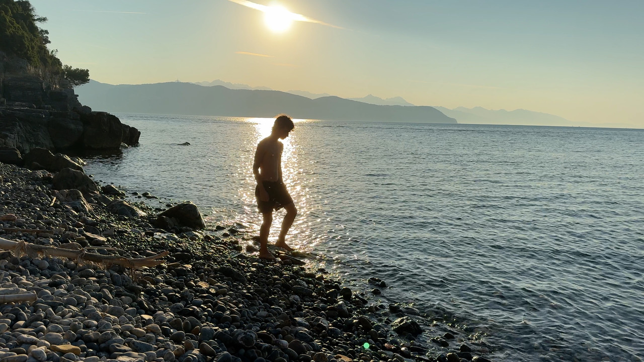 Summer on a solitary beach - 剧照