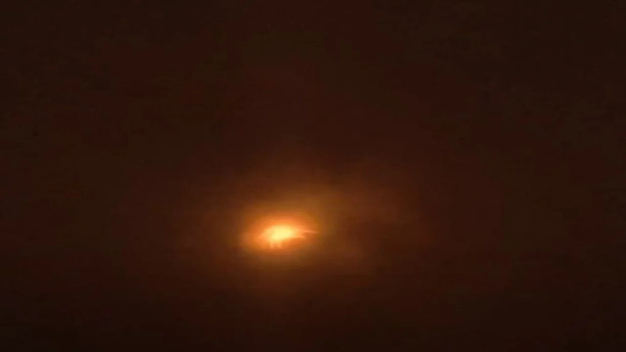 A Side View of An Eclipse in 99.8% Totality - 剧照