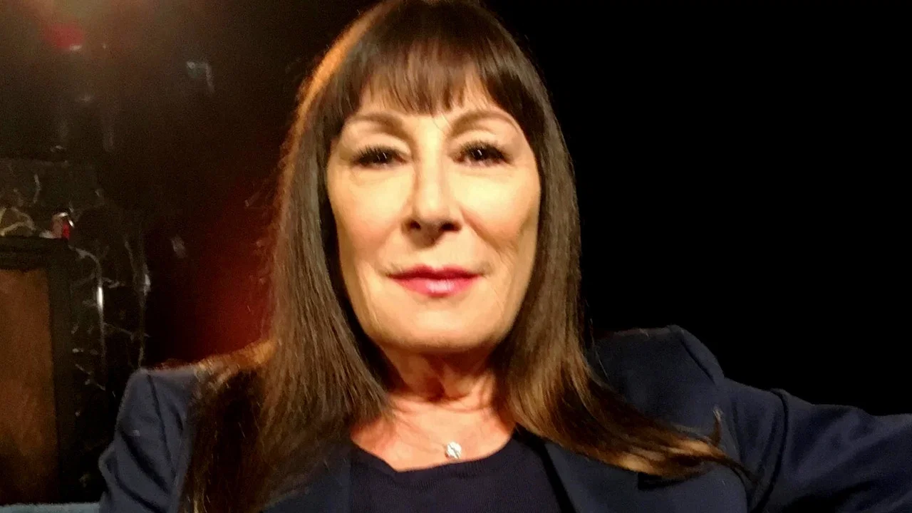 Anjelica Huston on James Joyce: A Shout in the Street - 剧照