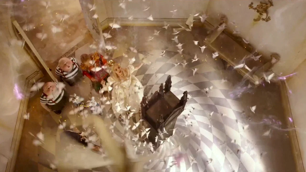 Alice Through the Looking Glass - 剧照