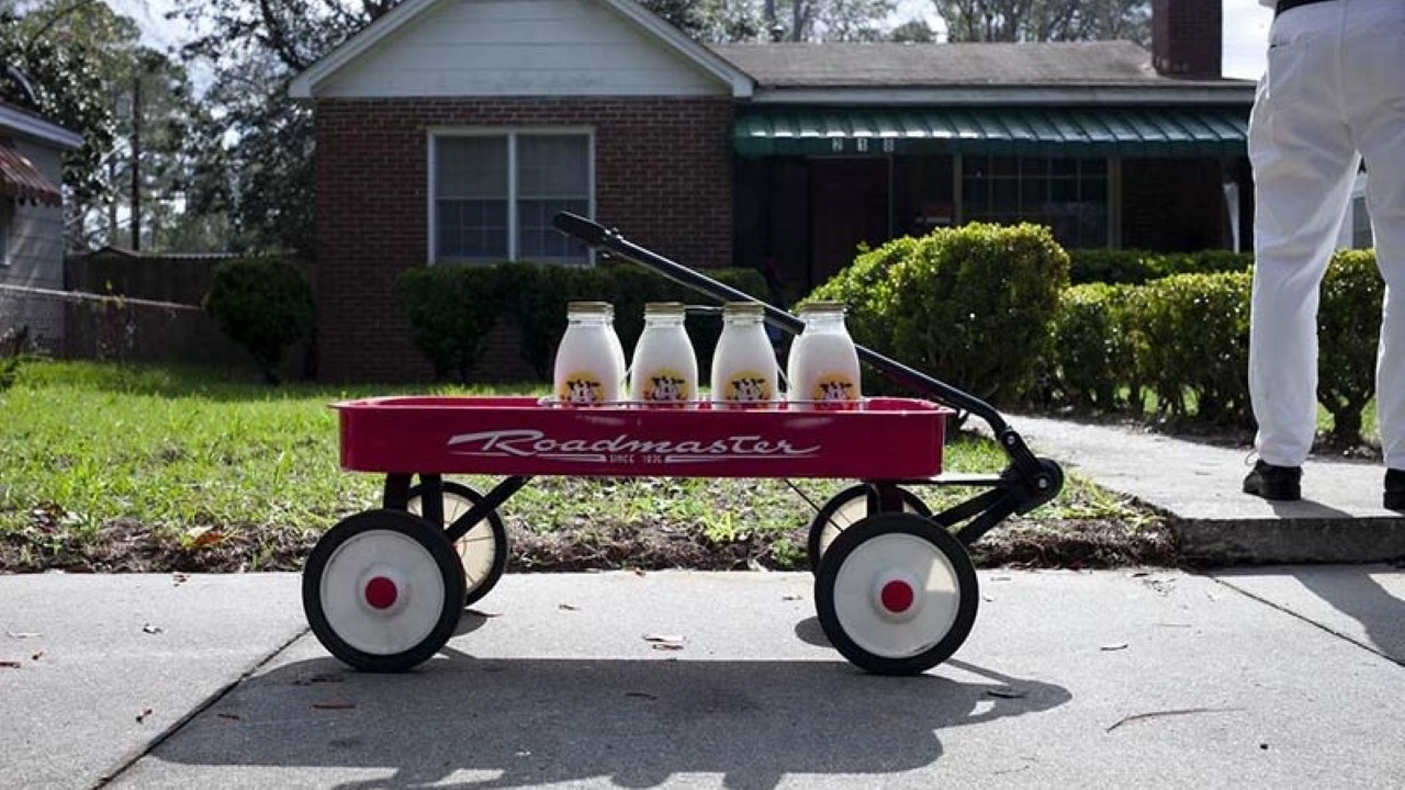 Here Comes The Milkman! - 剧照