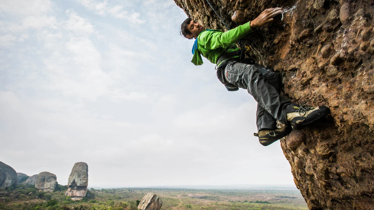 Crack Climbs and Land Mines, Alex Honnold in Angola - 剧照