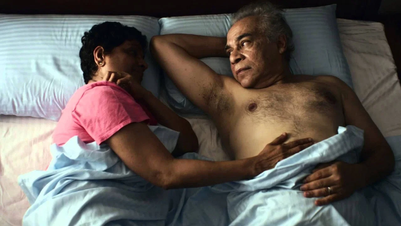 ඇගේ ඇස අග - 剧照