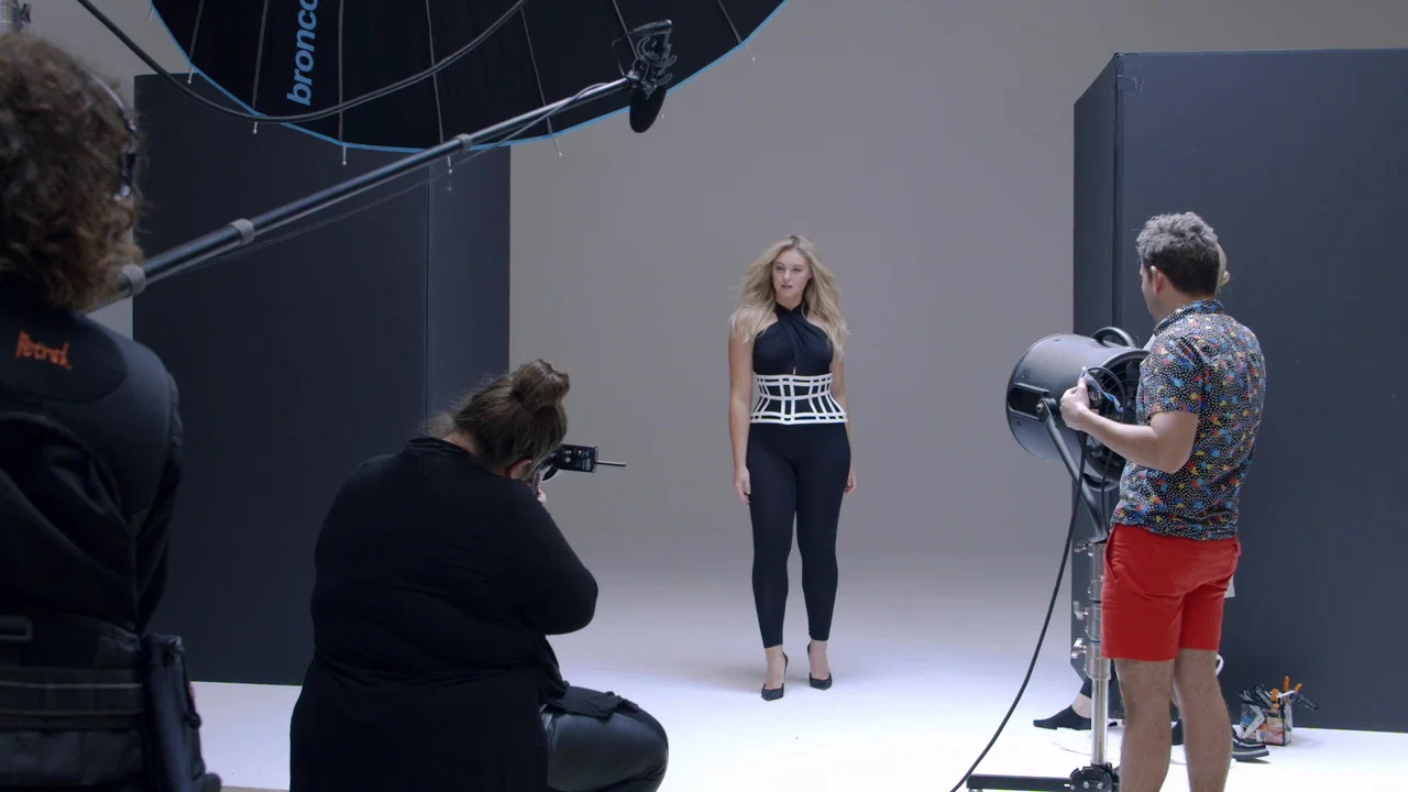 Straight/Curve: Redefining Body Image - 剧照