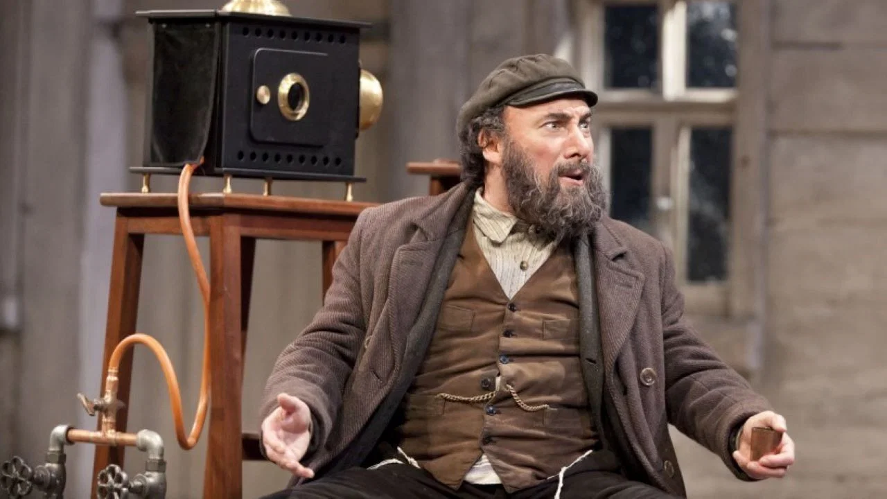 National Theatre Live: Travelling Light - 剧照