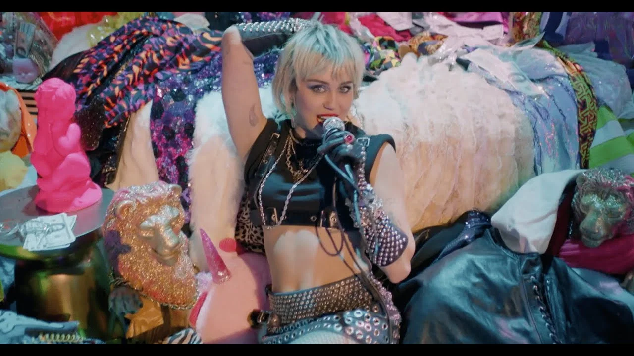 Amazon Music: Holiday Plays - Miley Cyrus - 剧照