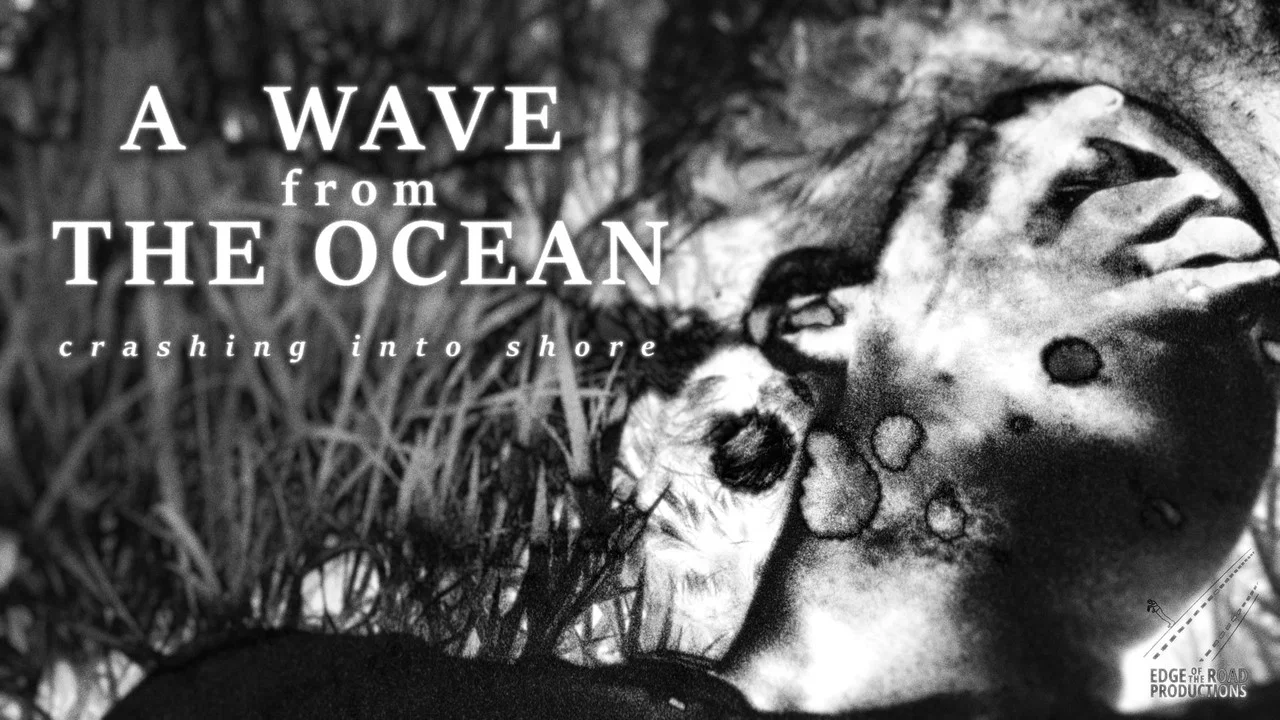 A Wave from the Ocean Crashing Into the Shore - 剧照