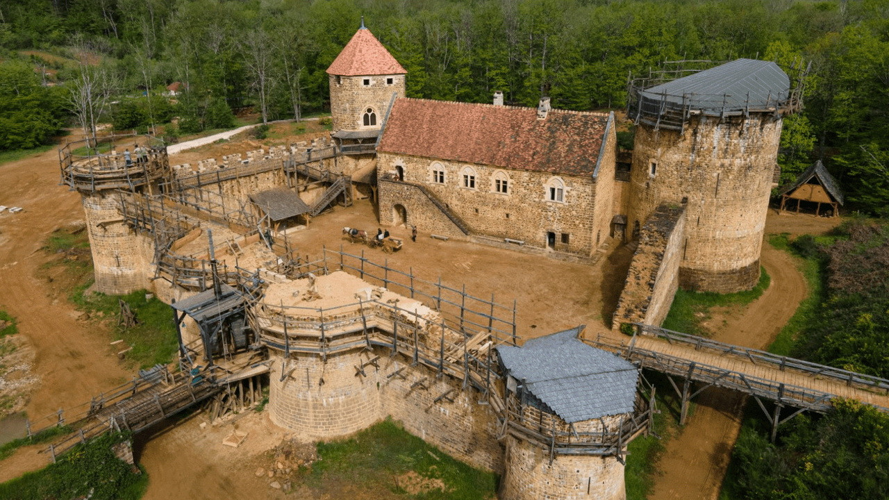 Le d&eacute;fi fou de GU&Eacute;DELON, construire un CH&Acirc;TEAU en AUTONOMIE TOTALE sans P&Eacute;TROLE comme au MOYEN &Acirc;GE - 剧照