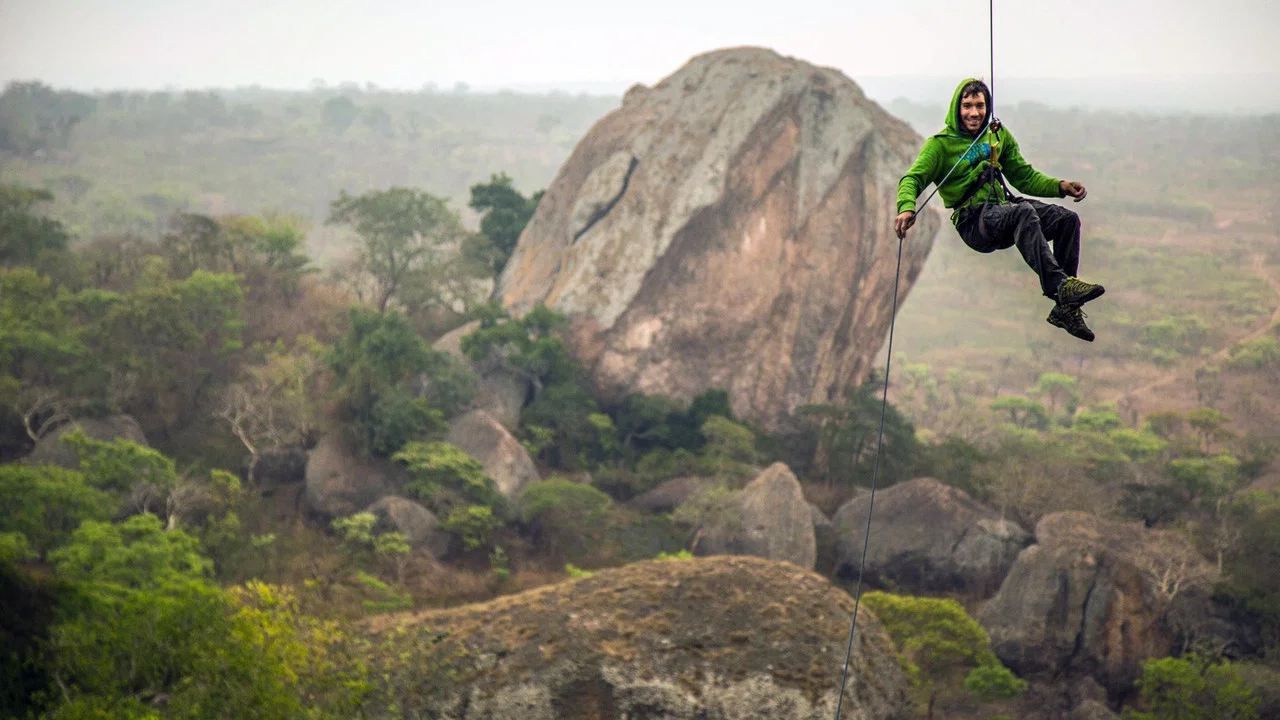 Crack Climbs and Land Mines, Alex Honnold in Angola - 剧照