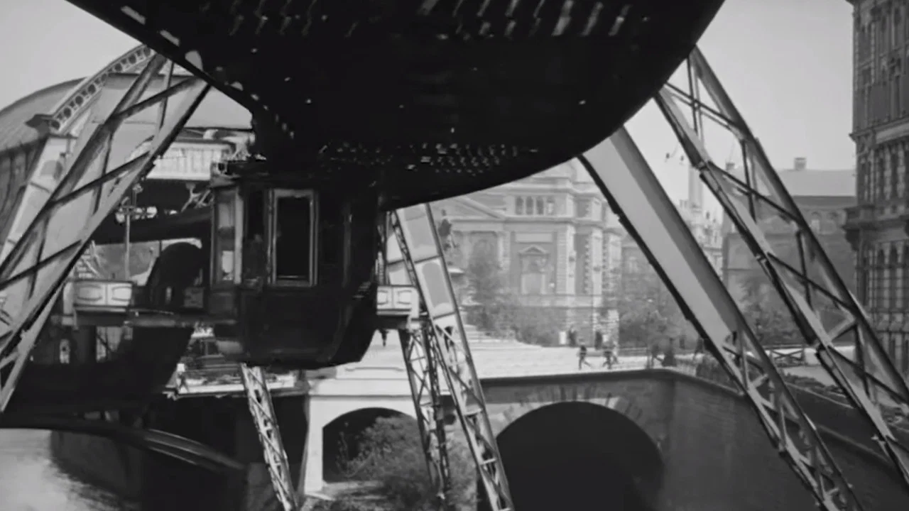 The Flying Train - 剧照