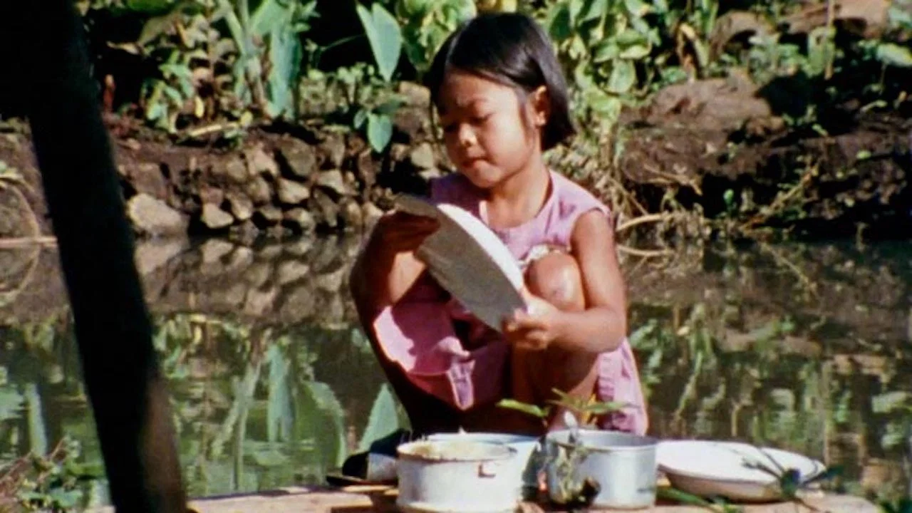 Wet Earth and Warm People - 剧照