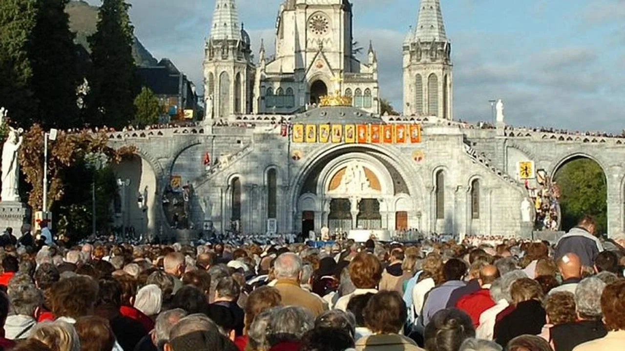 Tourisme religieux, un march&eacute; sacr&eacute; - 剧照