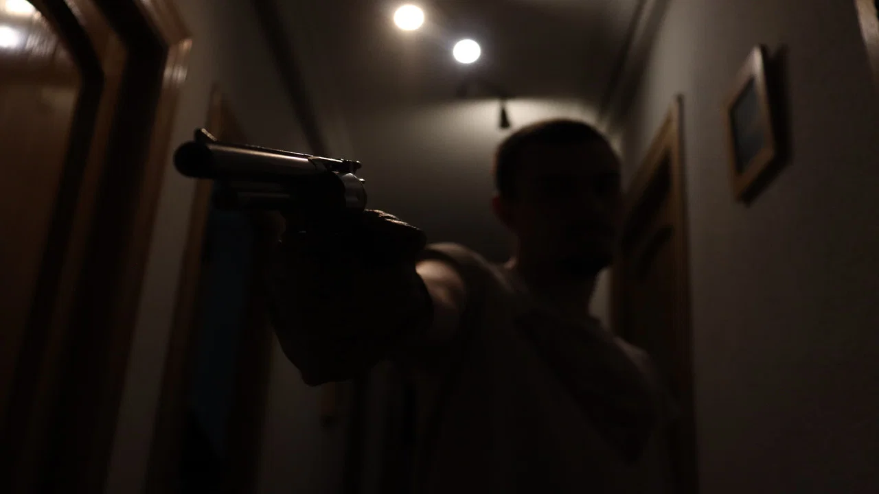 REVOLVER - 剧照