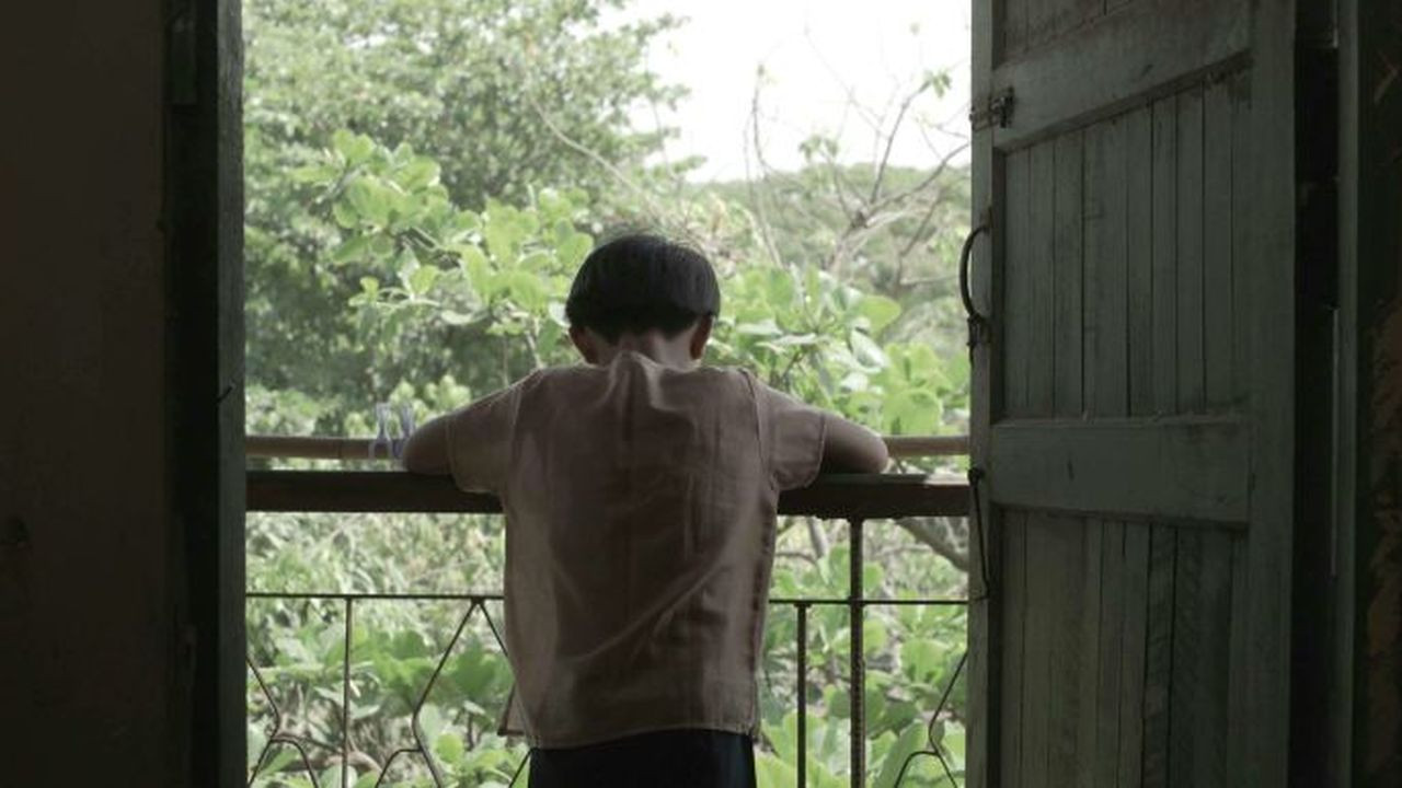 ပြာပြာညိုရောင် မှိုင်းတလဲ့လဲ့ - 剧照