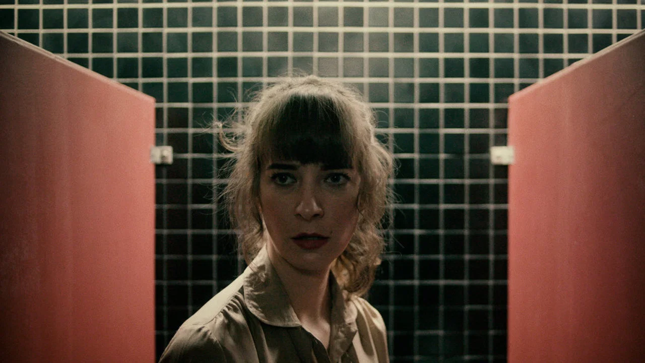 Woman in Stall - 剧照