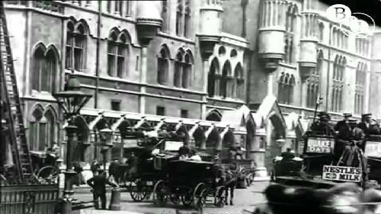 Leisurely Pedestrians, Open Topped Buses and Hansom Cabs with Trotting Horses - 剧照