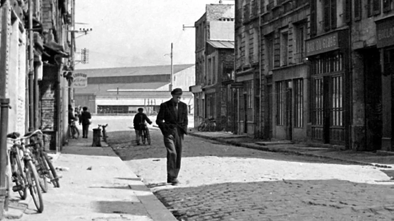 Un homme marche dans la ville - 剧照