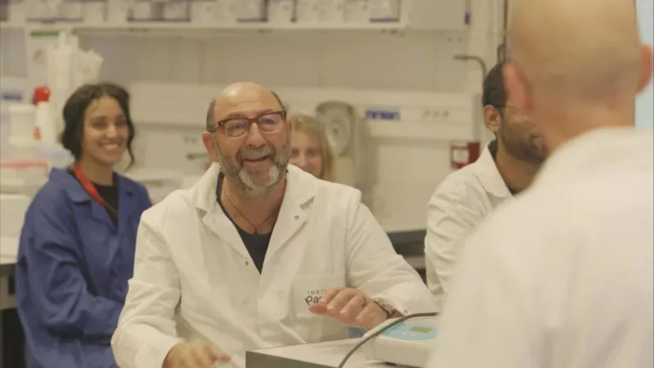 Traquer l'invisible - Nos chercheurs face &agrave; la menace mondiale des virus et des bact&eacute;ries - 剧照