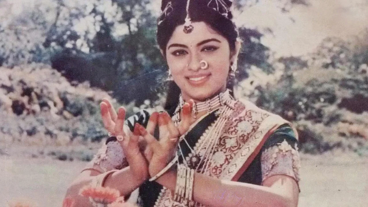 మయూరి - 剧照