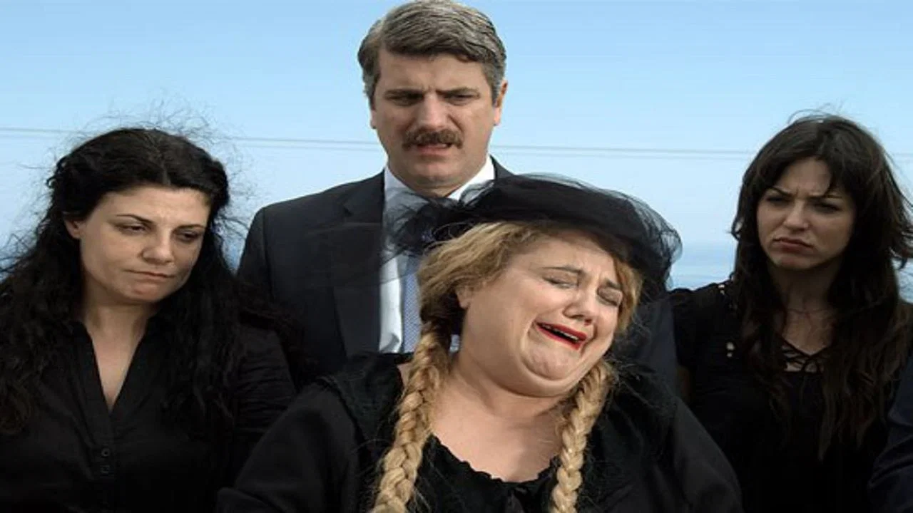 &Nu;ήsos 2: &Tau;&omicron; &kappa;&upsilon;&nu;ή&gamma;&iota; &tau;&omicron;&upsilon; &chi;&alpha;&mu;έ&nu;&omicron;&upsilon; &Theta;&eta;&sigma;&alpha;&upsilon;&rho;&omicron;ύ - 剧照