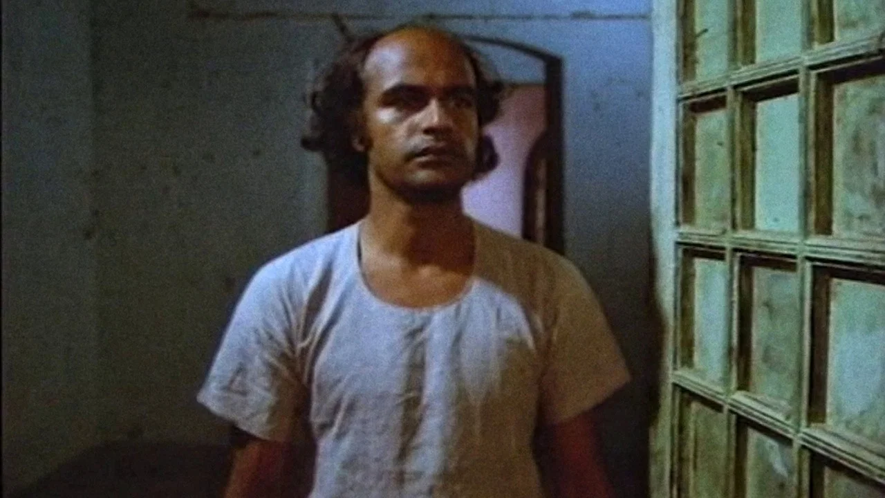 सतह से उठता आदमी - 剧照