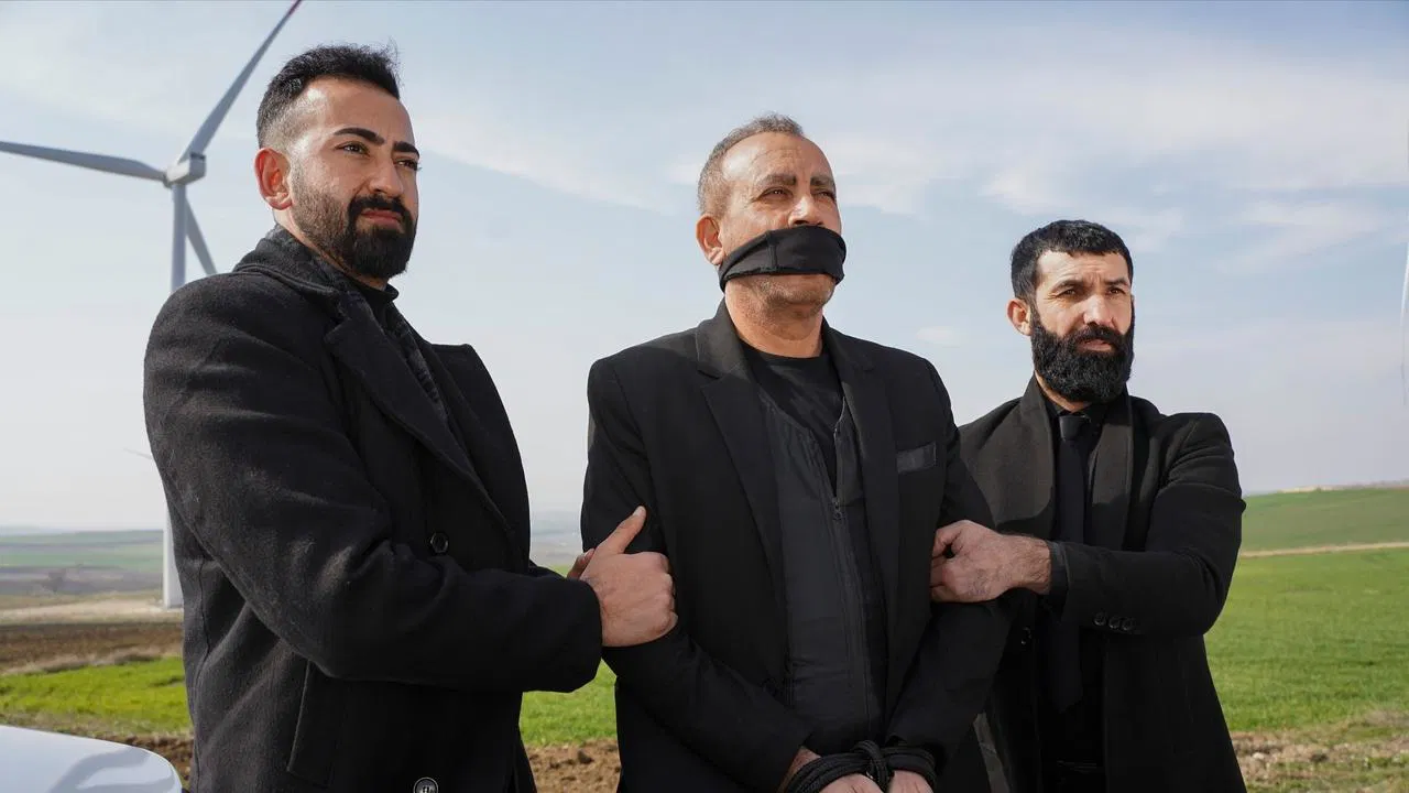 &Uuml;&ccedil;l&uuml; P&uuml;r&uuml;z - 剧照