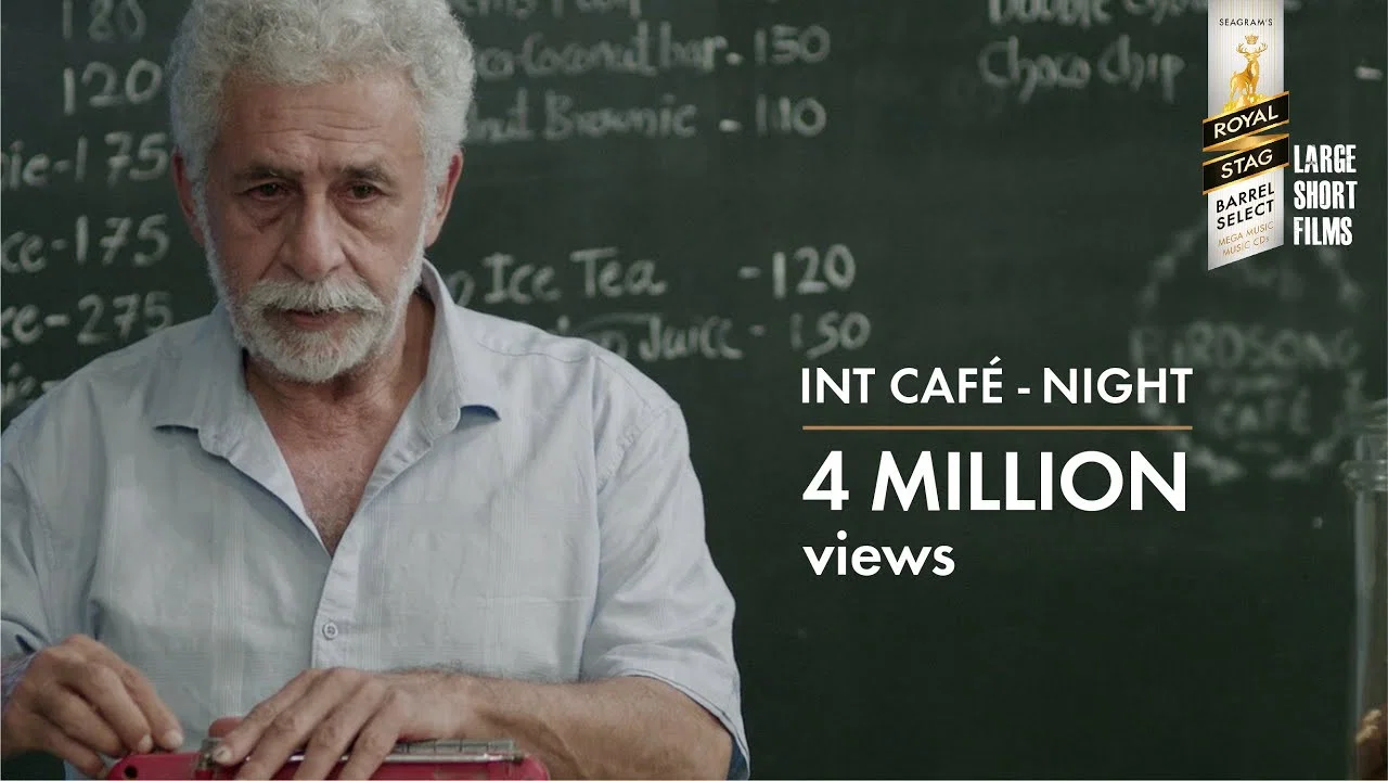 INT. CAF&Eacute; &ndash; NIGHT - 剧照