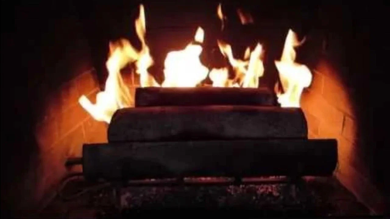 Yule Log with Christmas Music and Loud Family Fighting - 剧照