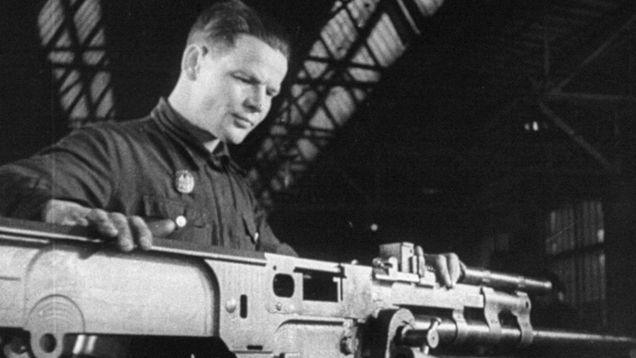 Les Usines de Staline face aux arm&eacute;es d'Hitler - 剧照