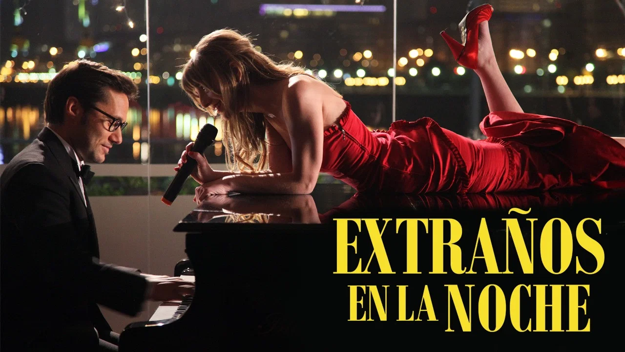 Extra&ntilde;os en la noche - 剧照