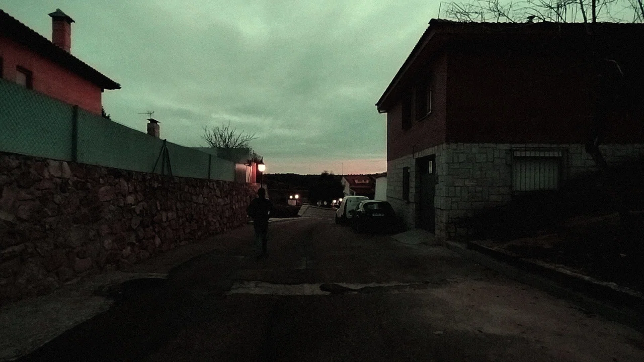 Unsafe Outside - 剧照