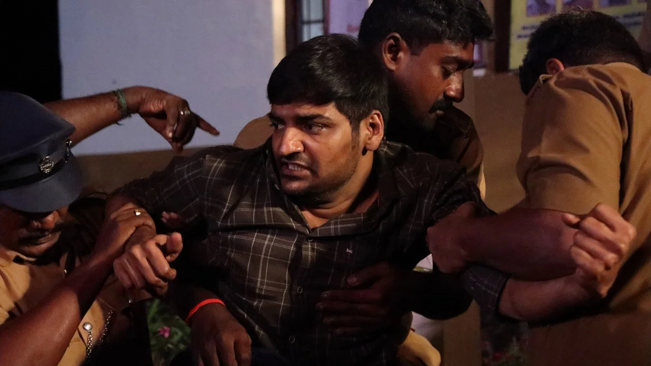 சட்டம் என் கையில் - 剧照