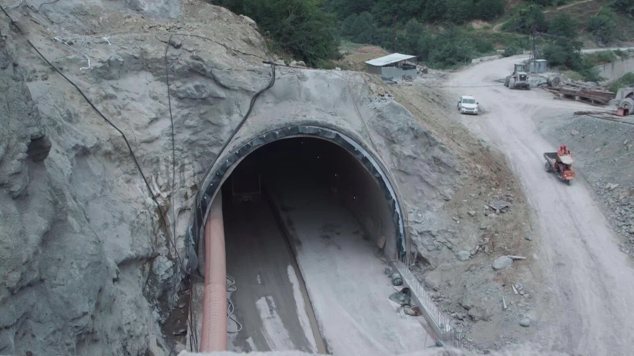 A Tunnel - 剧照