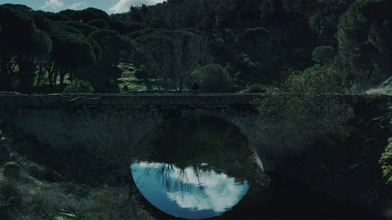 Extra&ntilde;os en la carretera - 剧照