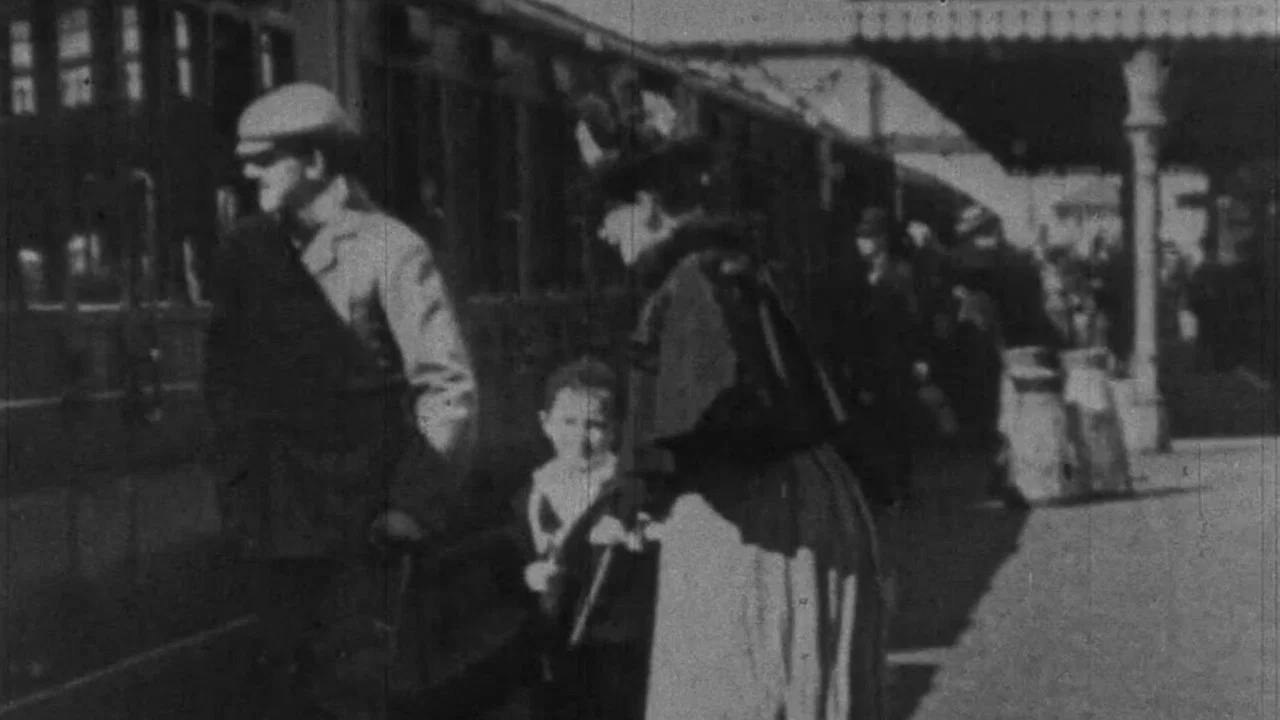 Train Entering Hove Station - 剧照