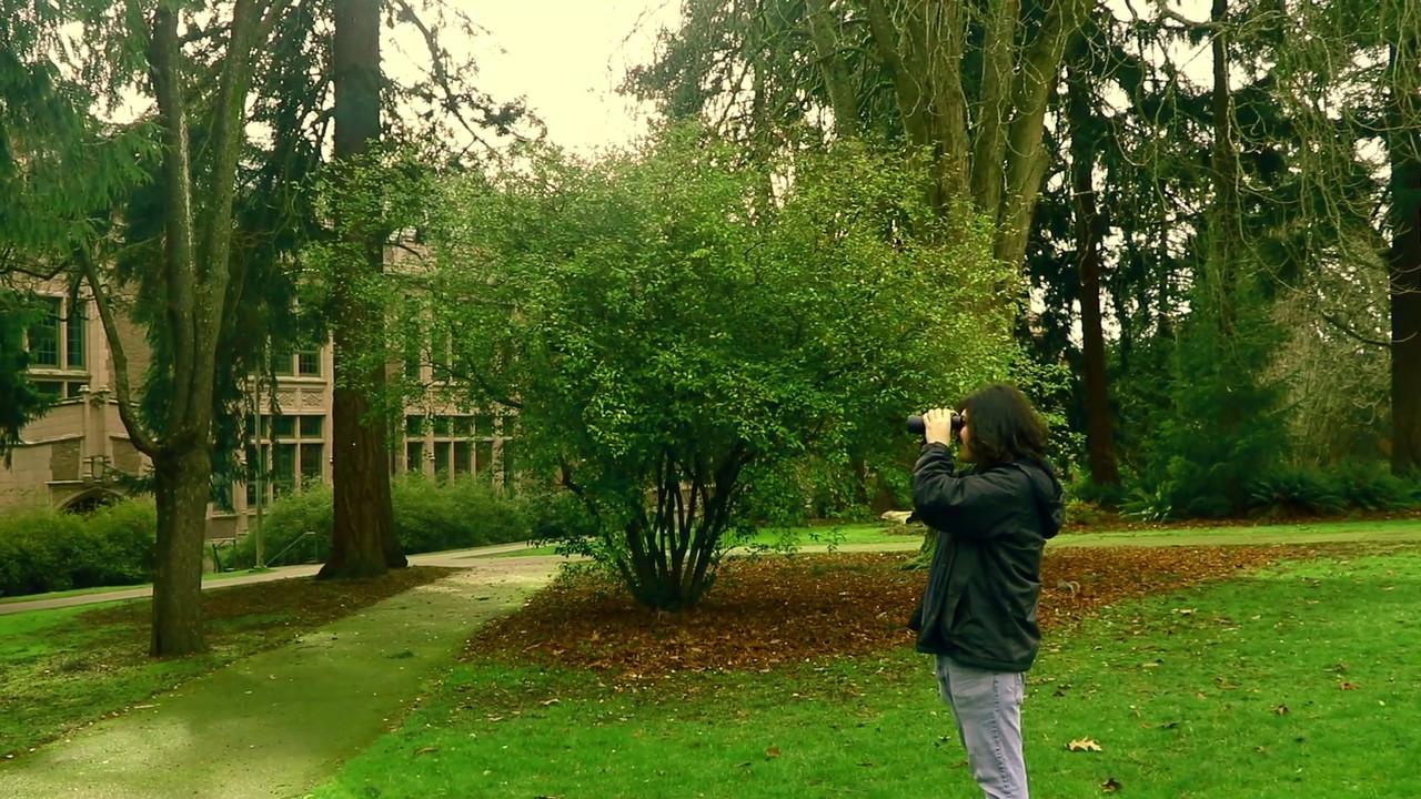 A Man Finds Binoculars - 剧照