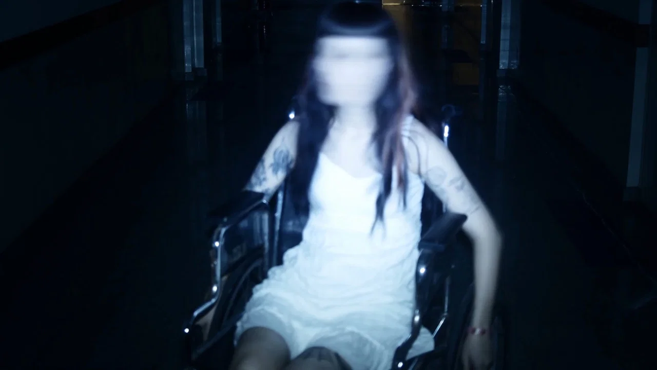 THE WORLD IS CONSUMING ME AND I CAN'T RUN AWAY FROM THE FALL - 剧照