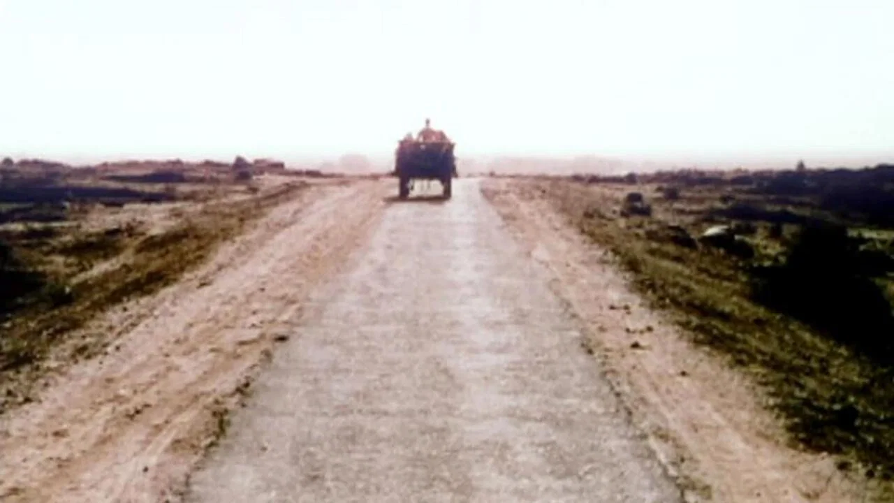 A Road in India - 剧照