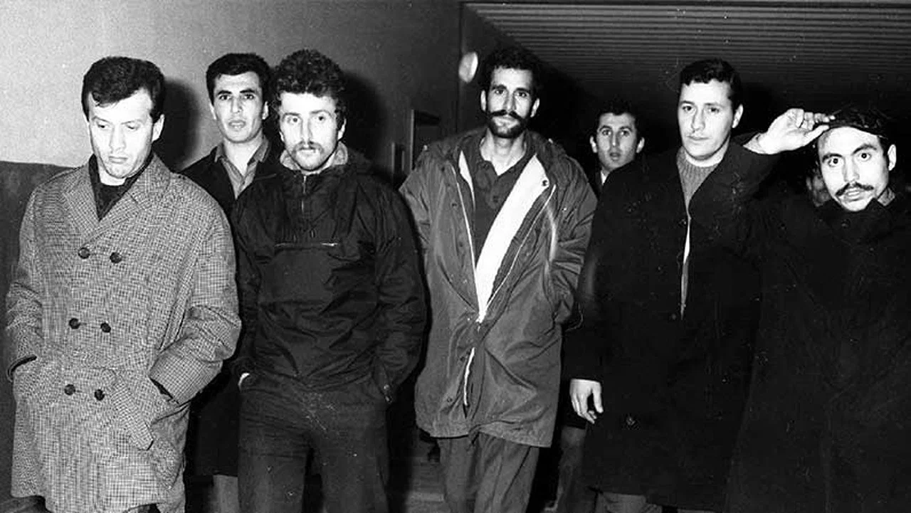 Delikanlım İyi Bak Yıldızlara - 剧照