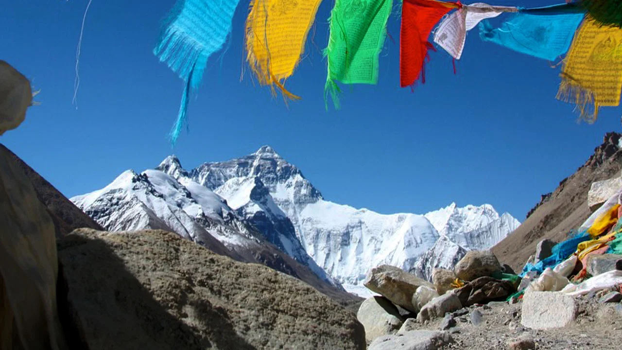 Sous L'Oeil De Qomolangma - 剧照