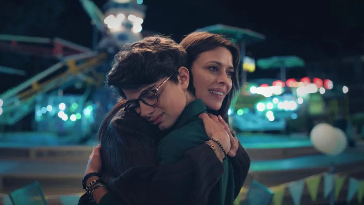 穿粉红色裤子的男孩 - 剧照