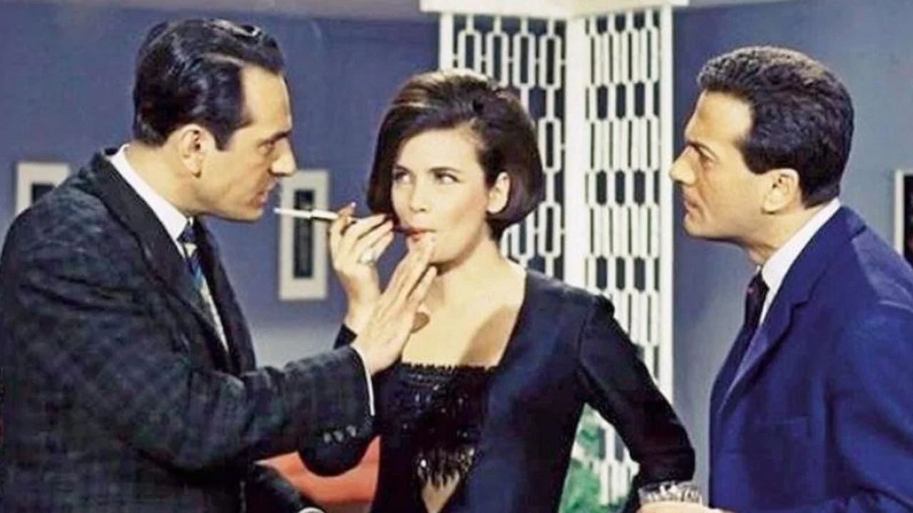 &Mu;&iota;&alpha; &Tau;&rho;&epsilon;&lambda;&lambda;ή &Tau;&rho;&epsilon;&lambda;&lambda;ή &Omicron;&iota;&kappa;&omicron;&gamma;έ&nu;&epsilon;&iota;&alpha; - 剧照